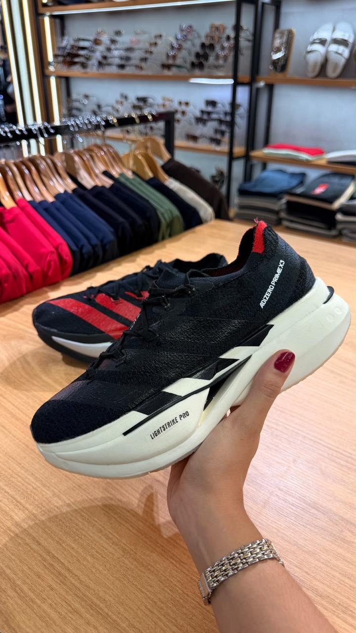 Tênis Adidas Running Preto com Listras Vermelhas