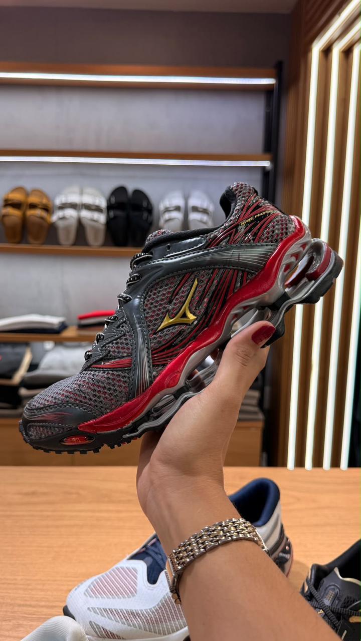 Tênis Mizuno Running Vinho e Dourado