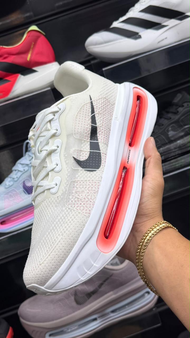 Tênis Nike Running Branco e Coral