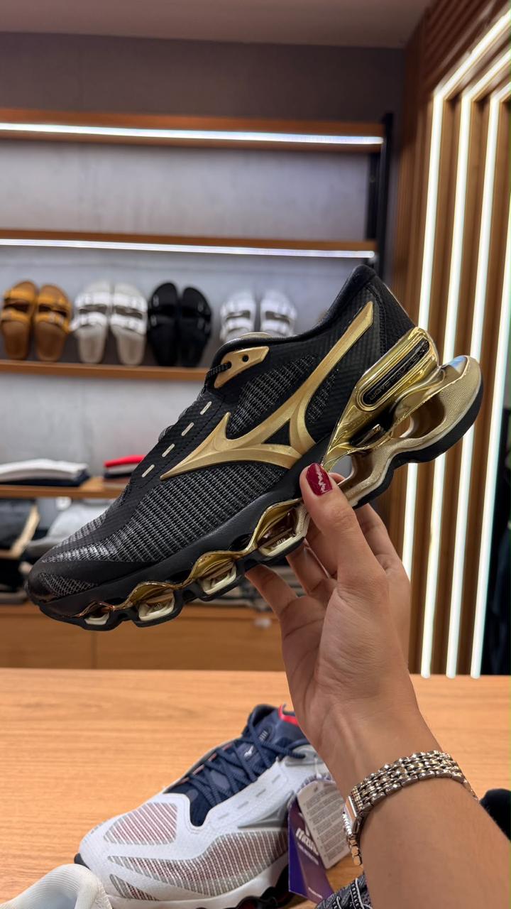 Tênis Mizuno Running Preto e Dourado