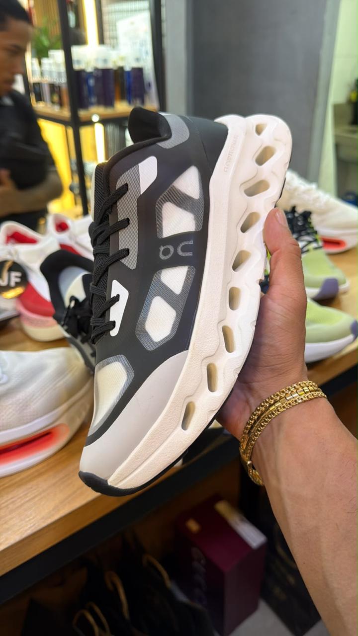 Tênis On Running Branco e Preto Vazado