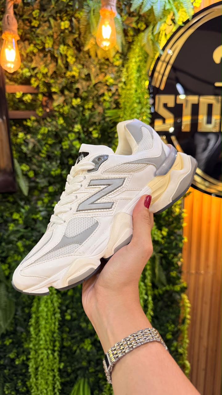 Tênis New Balance Casual Off-White e Cinza