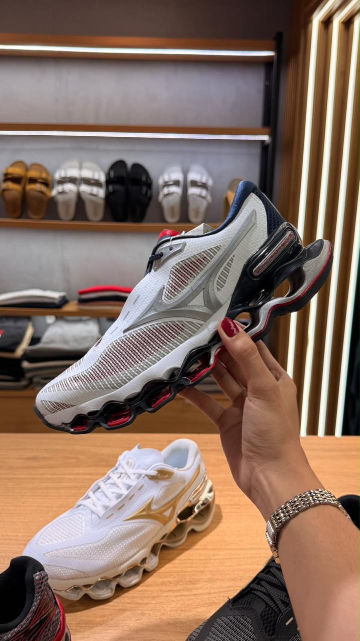 Tênis Mizuno Running Branco e Preto Sola Ondulada