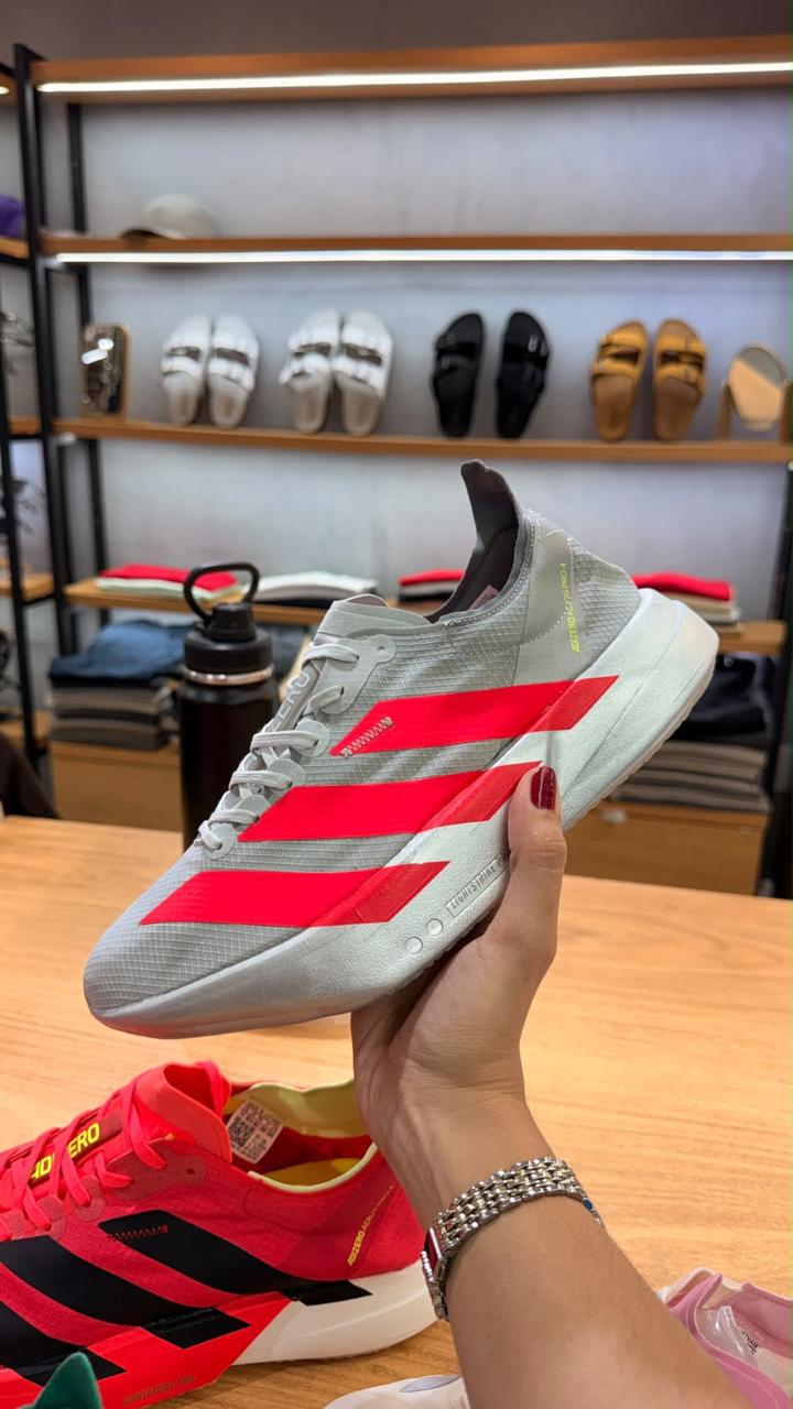 Tênis Adidas Running Cinza com Listras Vermelhas