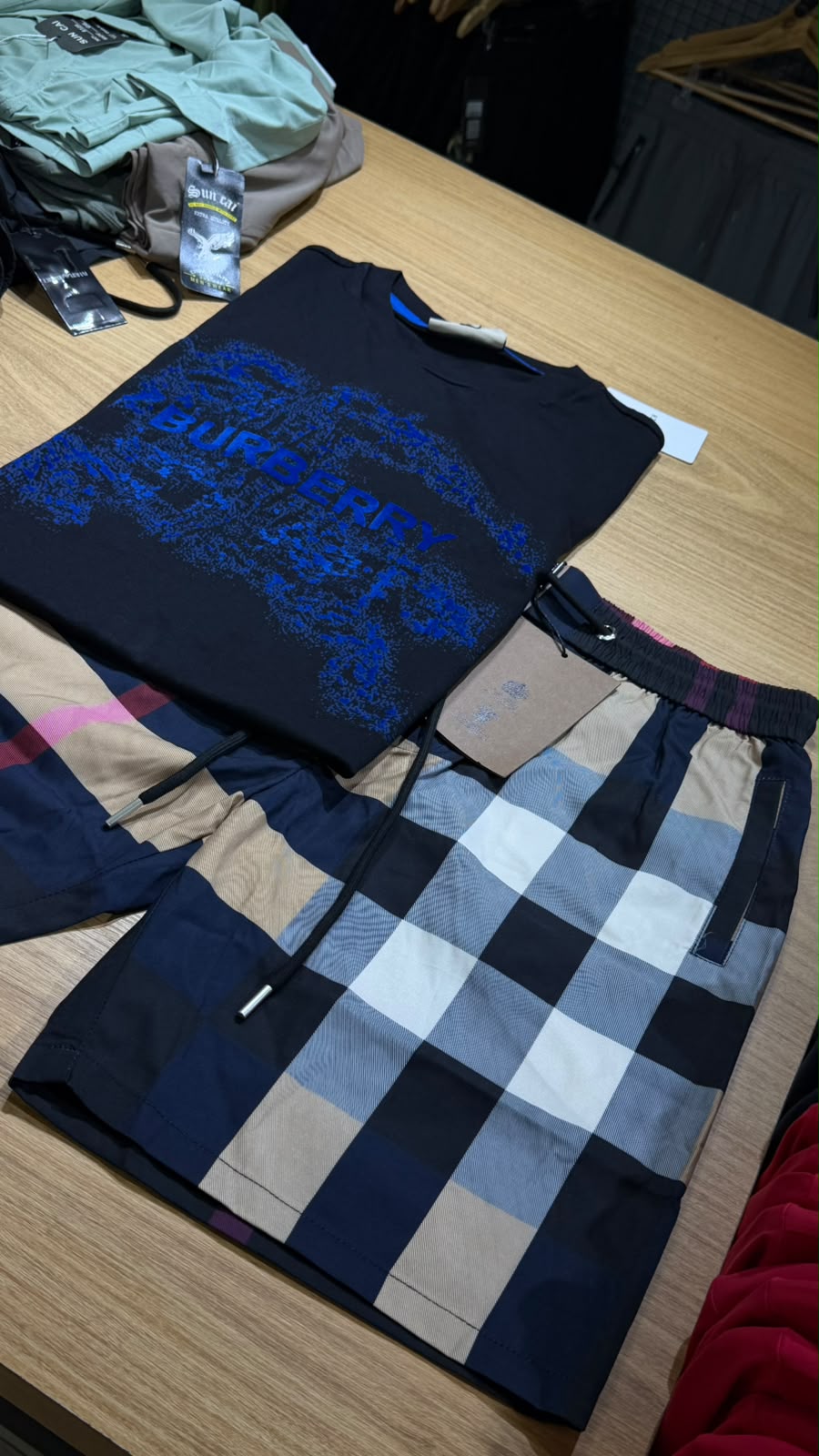Conjunto Burberry Camiseta Azul e Bermuda Xadrez
