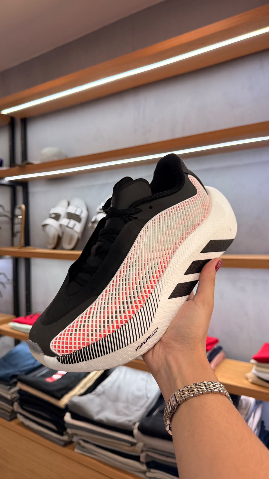 Tênis Adidas Running Branco e Preto com Detalhe Vermelho
