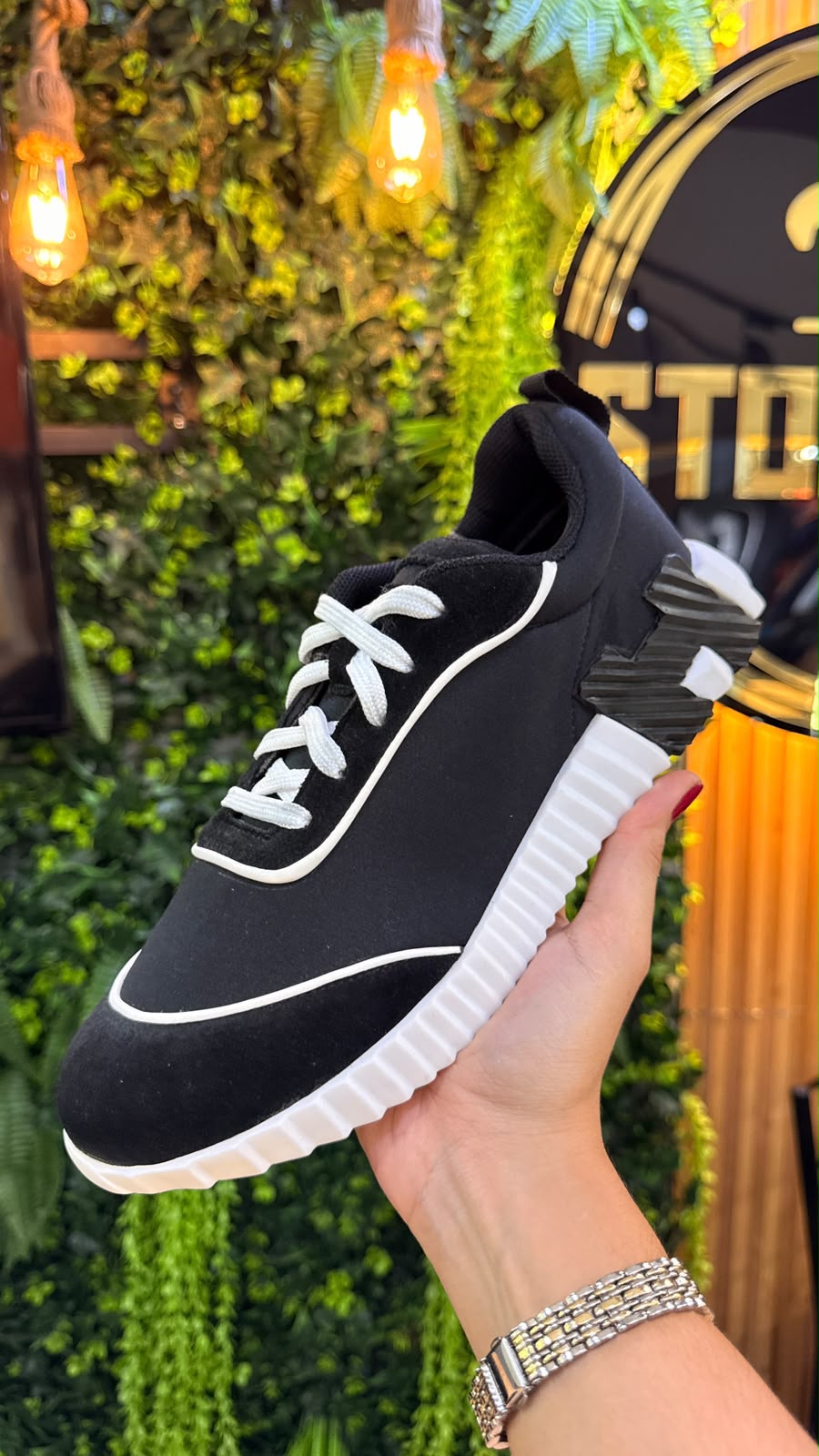 Tênis Hermès Casual Preto com Cadarço Branco