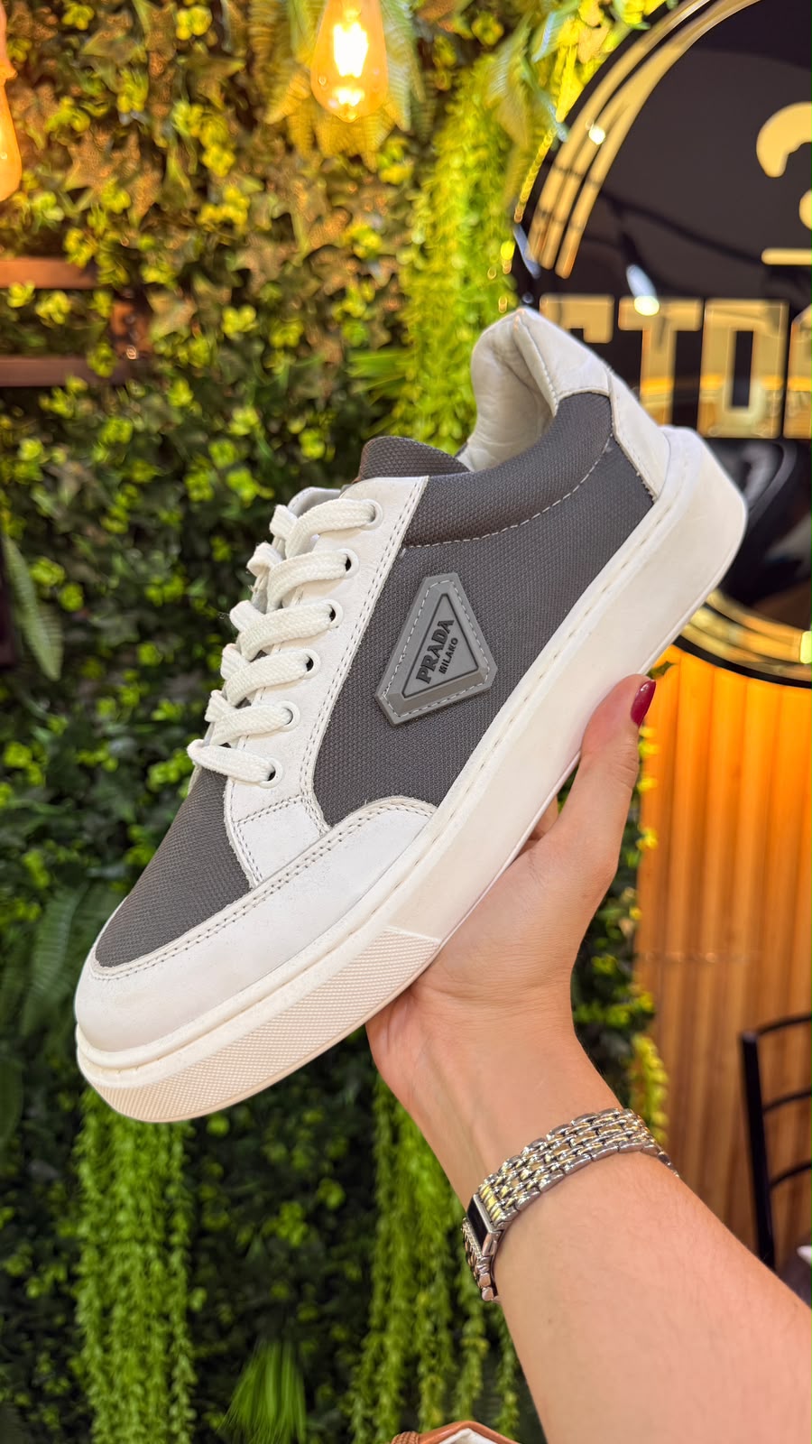 Tênis Prada Casual Cinza e Branco de Couro
