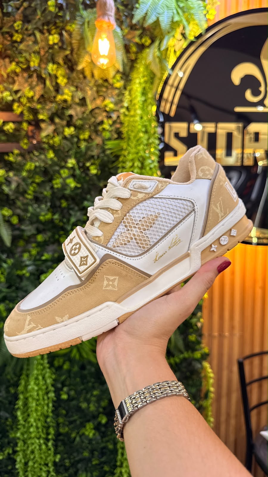 Tênis Louis Vuitton Casual Bege e Dourado
