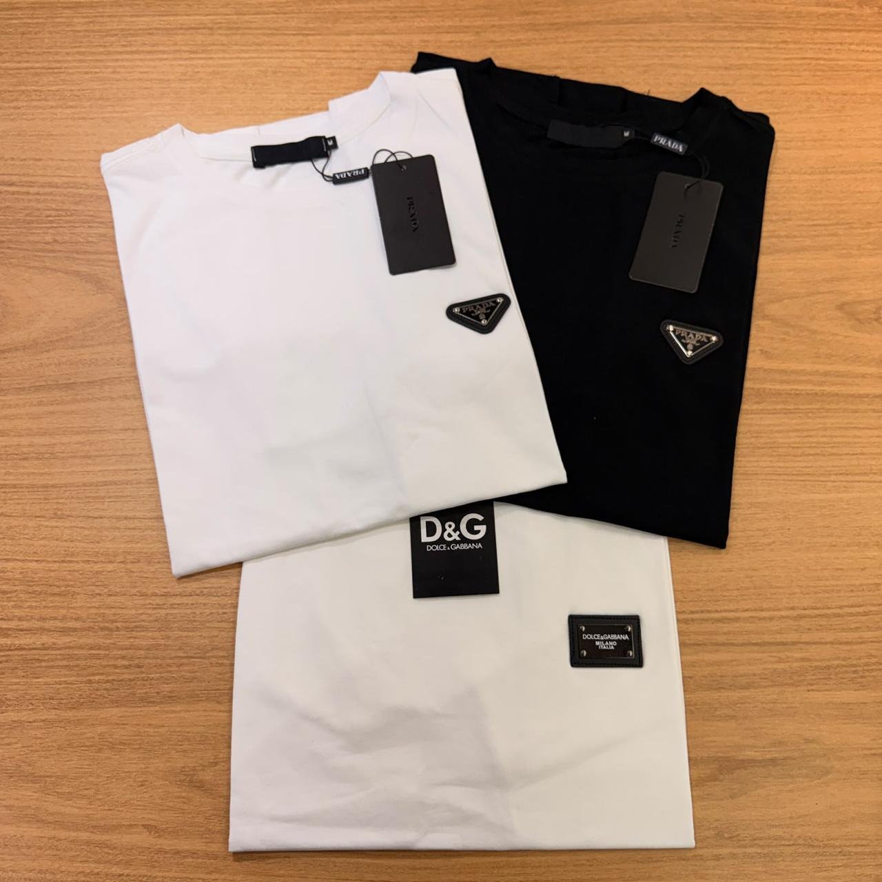 Camiseta Placa Logo Prada e Dolce & Gabbana