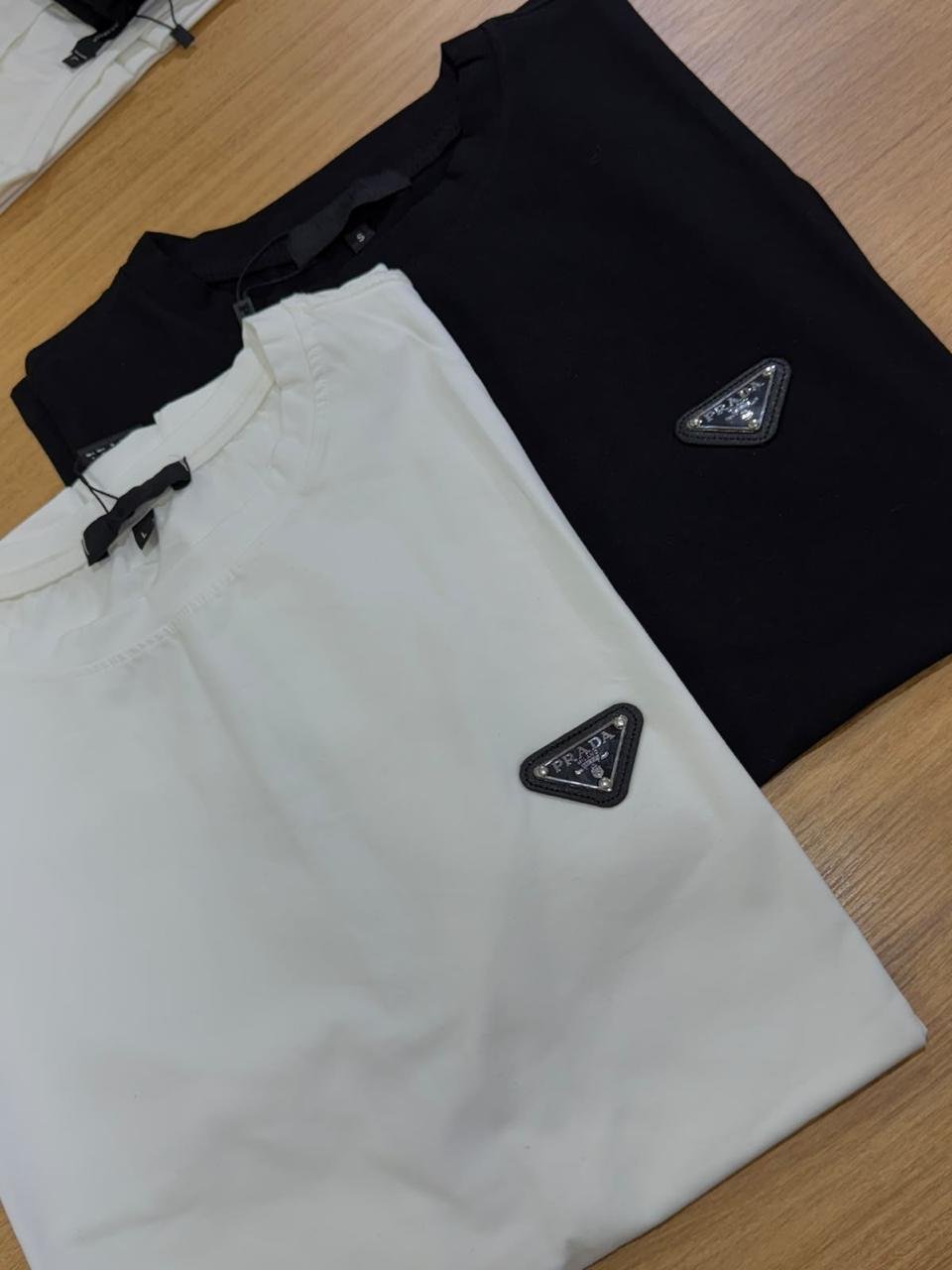 Camiseta Prada Placa Triangular