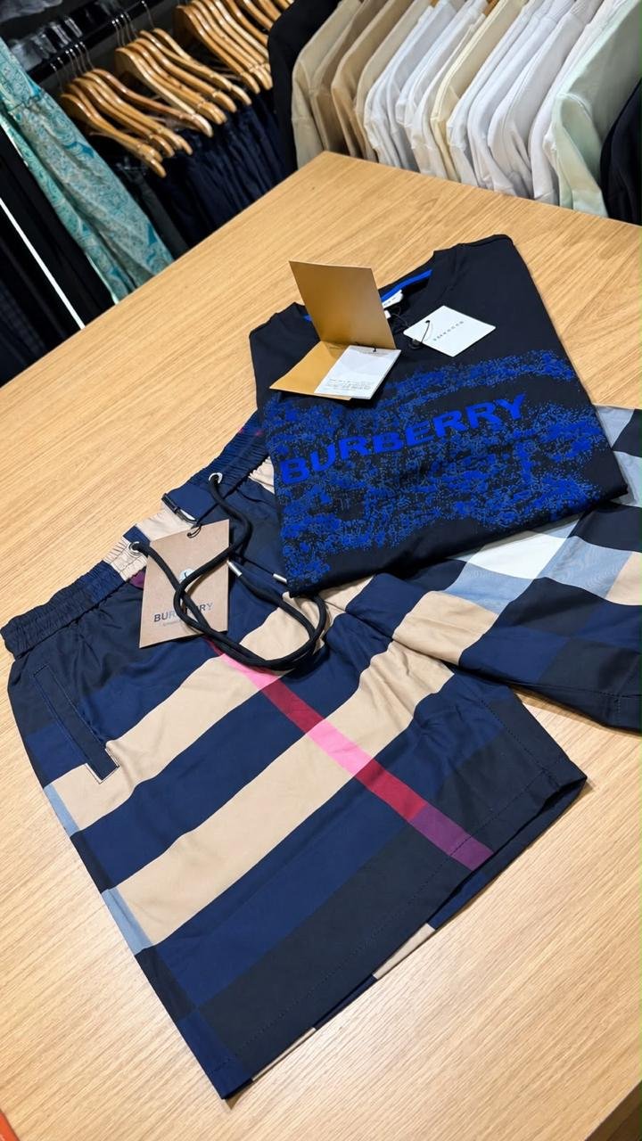 Conjunto Burberry Camiseta e Bermuda Xadrez