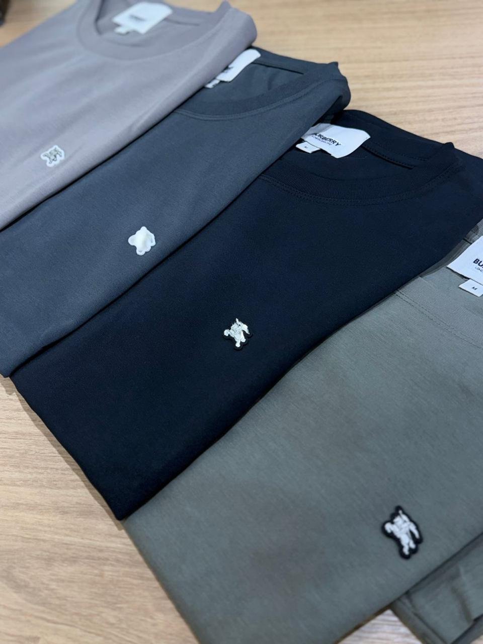 Camiseta Burberry Básica Logo Bordado